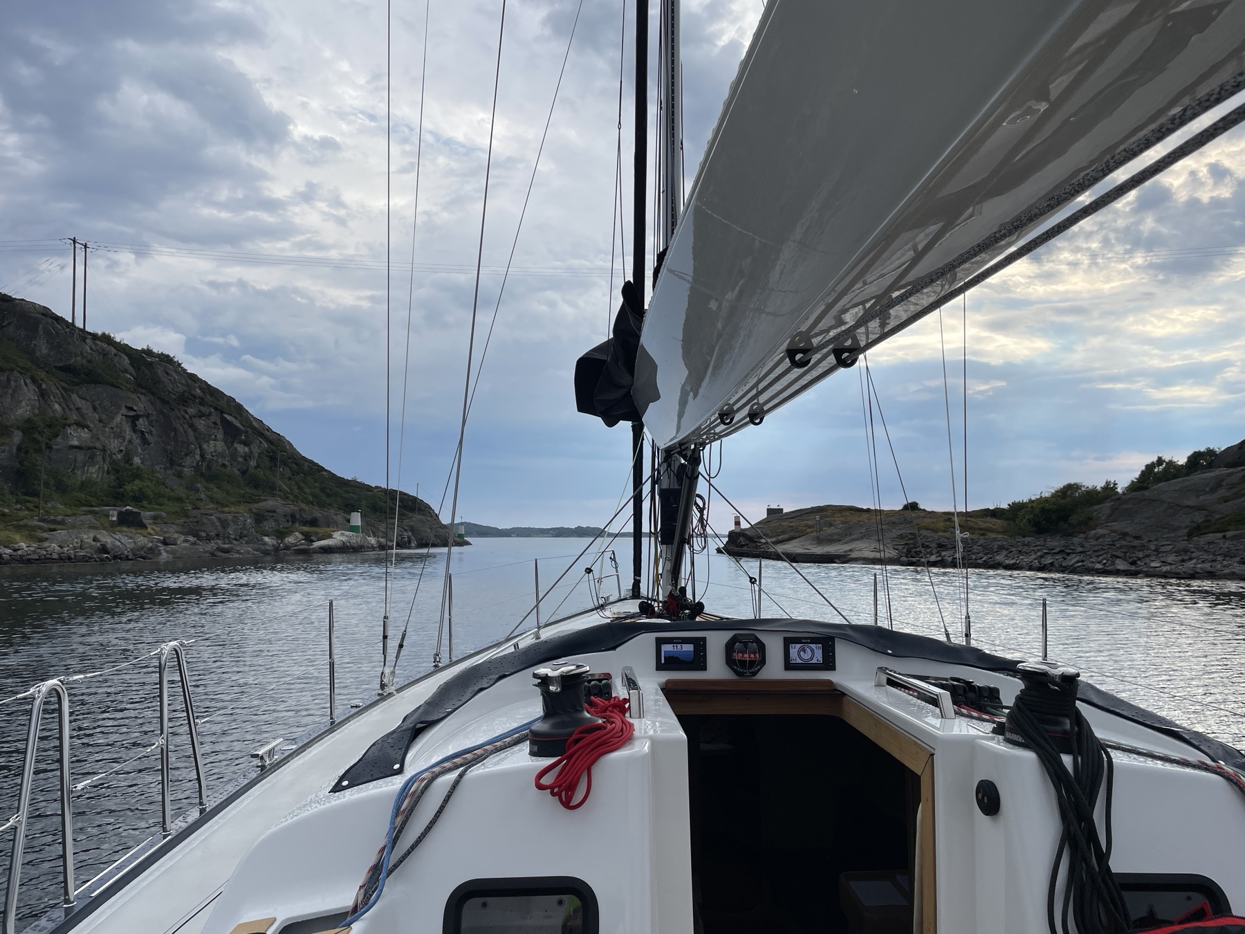 Arcona 435 navigating a narrow channel in the Swedish archipelago